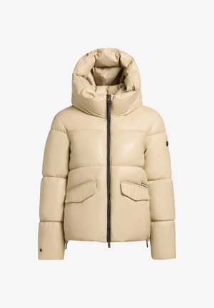 Beige pufferjacka med stor huva, framdragkedja och två fickor med lock, designad för kallt väder.