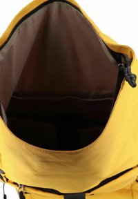 Gelbe Rucksack mit einer breiten Öffnung, strukturiertem Außenmaterial und brauner Innenauskleidung. Verfügt über einen Reißverschluss und verstellbare Träger.