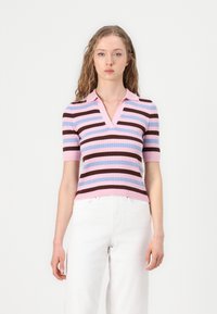 Πλεκτό πόλο μπλουζάκι με κάθετες ρίγες σε ροζ, μπλε και καφέ χρώμα. Διαθέτει ραβδωτή υφή, κοντά μανίκια και βαθύ V-λαιμό.