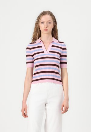 Polo shirt lavorato a maglia in rosa, blu e marrone con righe verticali. Presenta una texture a costine, maniche corte e un design con scollatura a V profonda.