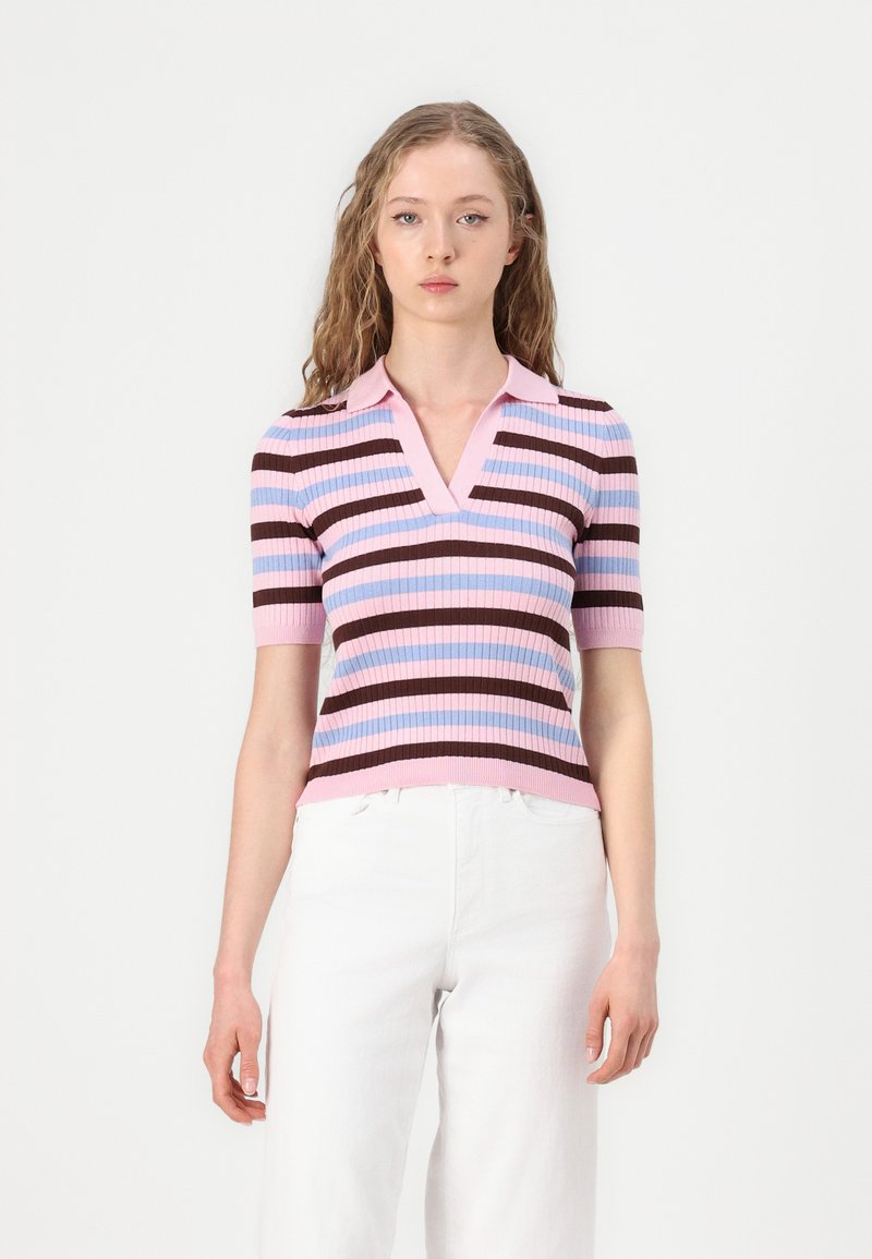 Πλεκτό πόλο μπλουζάκι με κάθετες ρίγες σε ροζ, μπλε και καφέ χρώμα. Διαθέτει ραβδωτή υφή, κοντά μανίκια και βαθύ V-λαιμό.