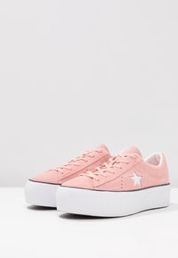 Baskets en daim rose avec un logo étoile blanc, bout arrondi et semelle plateforme blanche. Dotées d'une fermeture à lacets et d'une tige texturée.