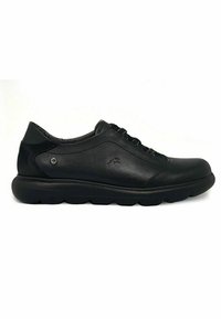 Chaussure en cuir noir avec un bout arrondi, des accents texturés et une semelle rembourrée. Présente des coutures décoratives et un système de laçage.