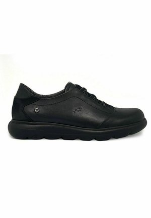 Chaussure en cuir noir avec un bout arrondi, des accents texturés et une semelle rembourrée. Présente des coutures décoratives et un système de laçage.
