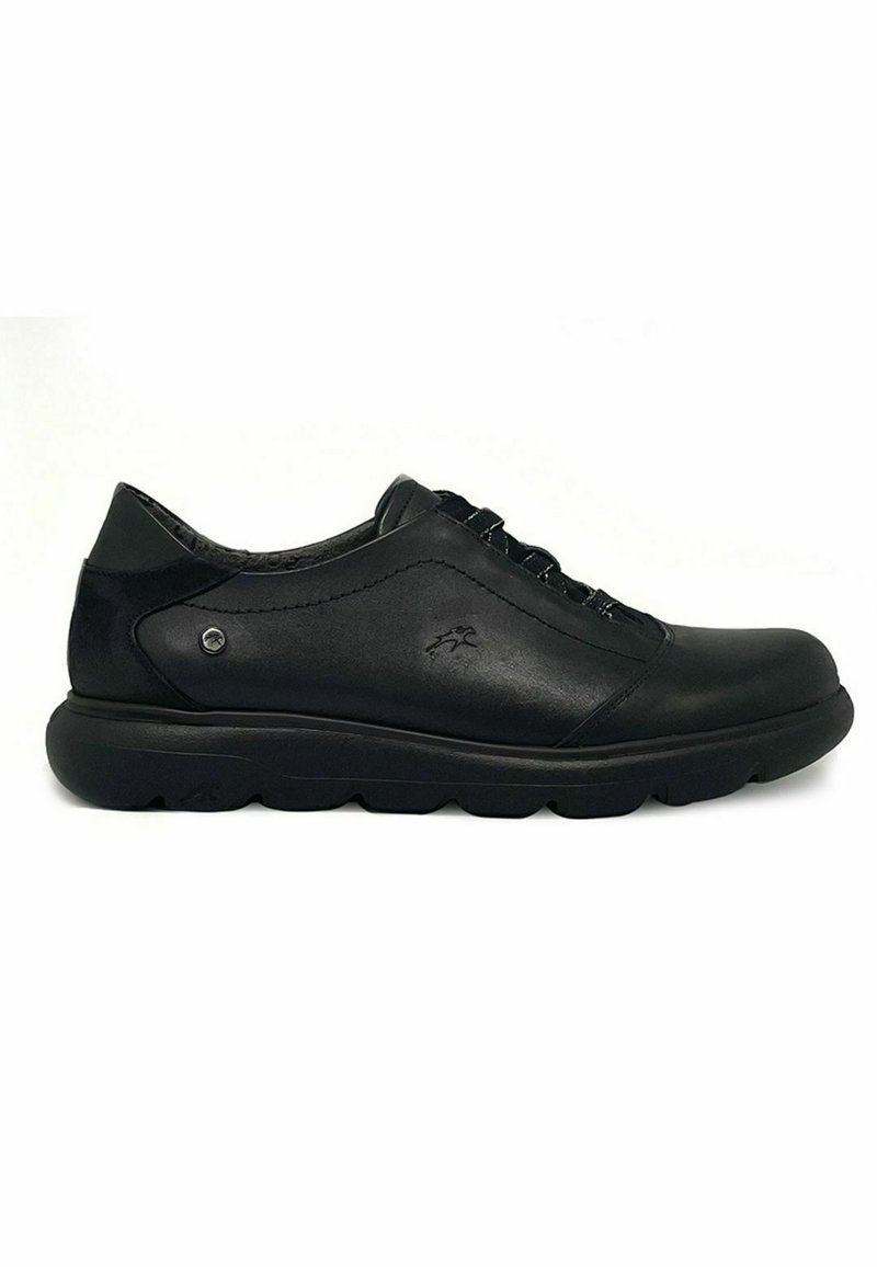 Chaussure en cuir noir avec un bout arrondi, des accents texturés et une semelle rembourrée. Présente des coutures décoratives et un système de laçage.