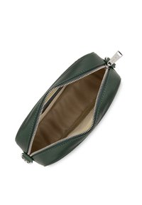 Borsetta in pelle verde con chiusura zip, caratterizzata da un esterno liscio e un interno beige foderato. Dettagli in metallo argentato.