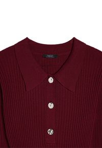 Burgundowa bluzka z ribbedowego dzianiny z kołnierzykiem i trzema okrągłymi, marmurowymi guzikami z przodu, z teksturowanym detalem materiału.