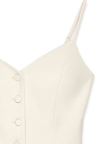 Valkoinen, vartalonmyötäinen mekko V-aukkosuulla, ohuilla olkaimilla ja koristepainikkeilla edessä. Sileä kangas ja järeä muotoilu.