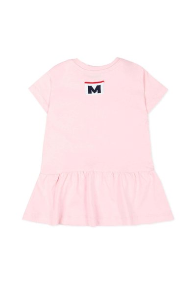 Lichtroze jurk met korte mouwen, geplooide zoom van de rok en klein applicatie met een zwarte "M" op witte achtergrond met rode accenten op de bovenrug.