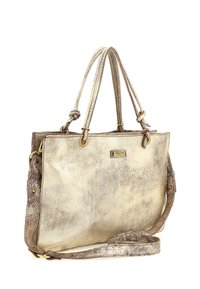 Borsa tote in pelle dorata metallica con superficie testurizzata, doppi manici e tracolla regolabile. Presenta dettagli in metallo dorato e logo.
