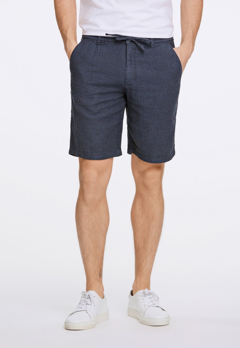 Marina blå shorts i lätt material, med dragsko i midjan, sidofickor och en avslappnad passform som når till mitten av låret.