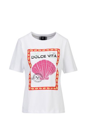Weißes T-Shirt mit kurzen Ärmeln, rotem Augenmuster am Rand, großer rosa Muschel und dem Schriftzug "La Dolce Vita" auf der Vorderseite.