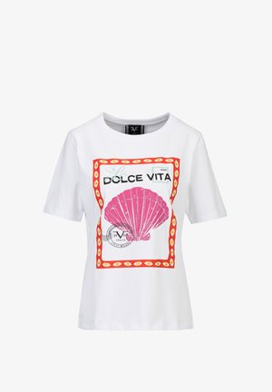 Wit T-shirt met korte mouwen, rode rand met oogpatroon, grote roze schelp en de tekst "La Dolce Vita" op de voorkant.