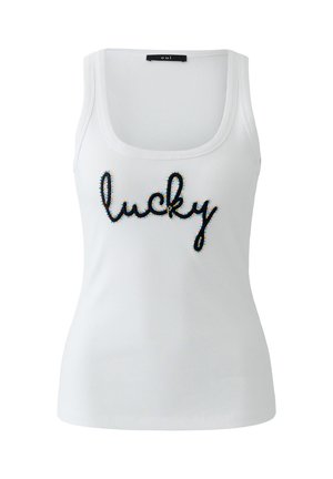 Débardeur blanc côtelé avec encolure dégagée et le mot « lucky » brodé en fil noir avec des perles multicolores sur le devant.