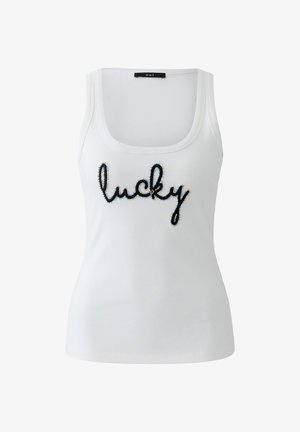 Débardeur blanc côtelé avec encolure dégagée et le mot « lucky » brodé en fil noir avec des perles multicolores sur le devant.