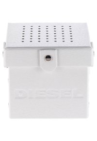 Scatola bianca con texture e coperchio perforato, dotata di una chiusura frontale e del logo impresso "DIESEL" sul lato. Design compatto.