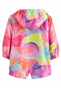 Veste de pluie colorée avec capuche et poignets élastiques, en tissu lisse et léger, ornée d'un motif abstrait vibrant dans des tons de rose, vert et bleu.