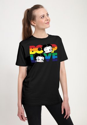 Sort t-shirt med et grafisk design, der viser to tegneserieansigtter over teksten "BOOP LOVE" i regnbuefarver. Blødt bomuldsstof, afslappet pasform.