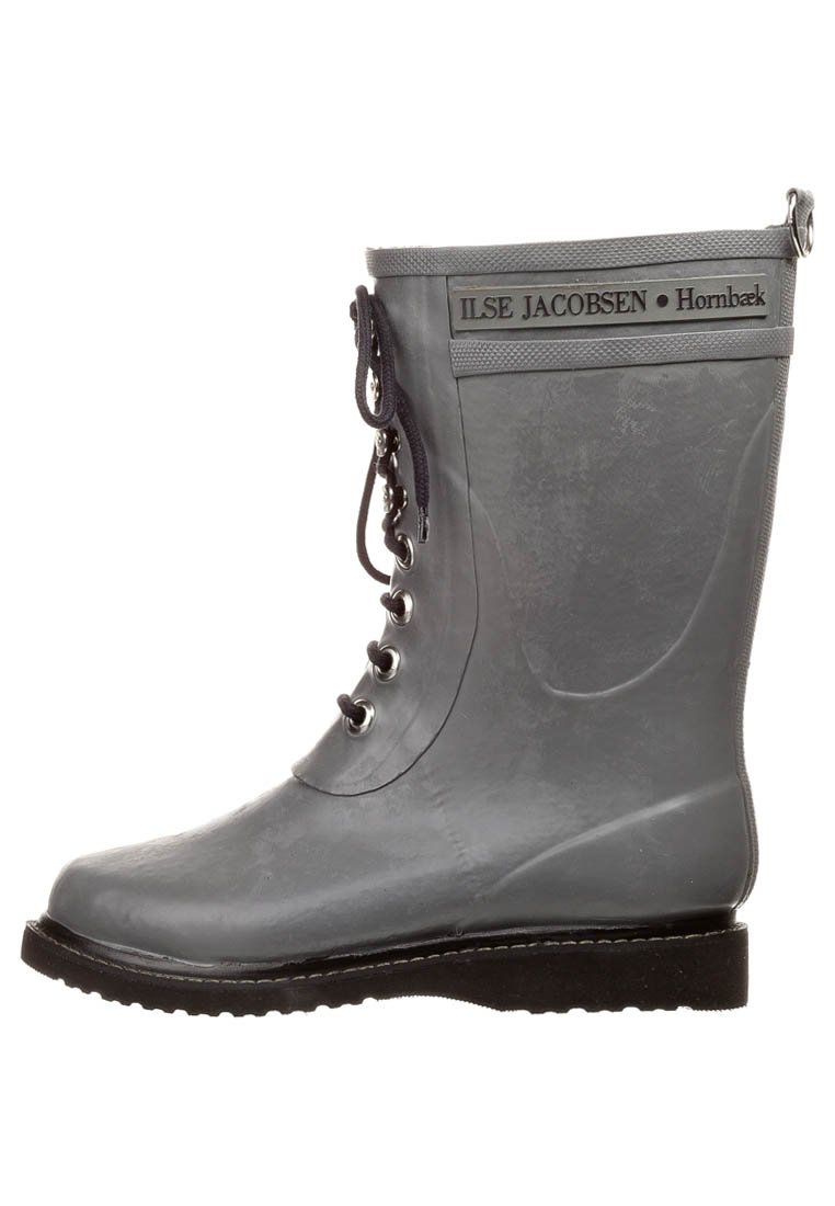 Botte de pluie en caoutchouc gris avec un devant lacé, œillets en argent et finition texturée. Comprend un détail de logo sur le dessus et une semelle noire.
