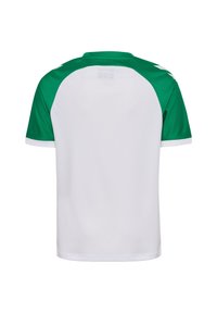 Hvid sportstrøje med grønne korte ærmer og krave, lavet af letvægtsstof. Har en glat tekstur og afrundede skuldersømme.