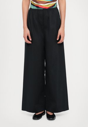 Zwarte wijde broek van lichtgewicht stof met een elastische tailleband. Kenmerkt zich door een gladde textuur en een volle lengte.
