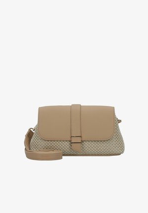 Bolso de mano beige con un patrón tejido texturizado en la mitad inferior, tapa superior lisa y una correa ajustable con detalle de hebilla metálica.