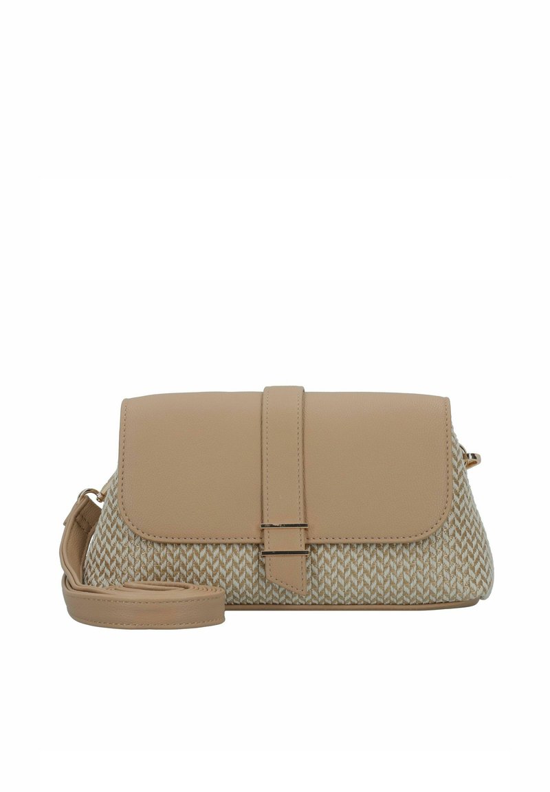 Bolso de mano beige con un patrón tejido texturizado en la mitad inferior, tapa superior lisa y una correa ajustable con detalle de hebilla metálica.