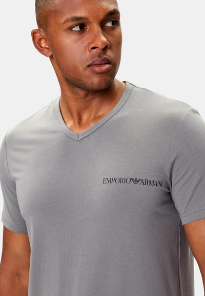 Szara bawełniana koszulka z dekoltem w serek, z haftowanym logo "Emporio Armani" na lewej piersi, krótkimi rękawami i gładką fakturą.