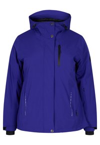 Chaqueta impermeable morada con un alto cuello, capucha ajustable y bolsillos con cremallera negra. Presenta puños elásticos y acentos reflectantes.