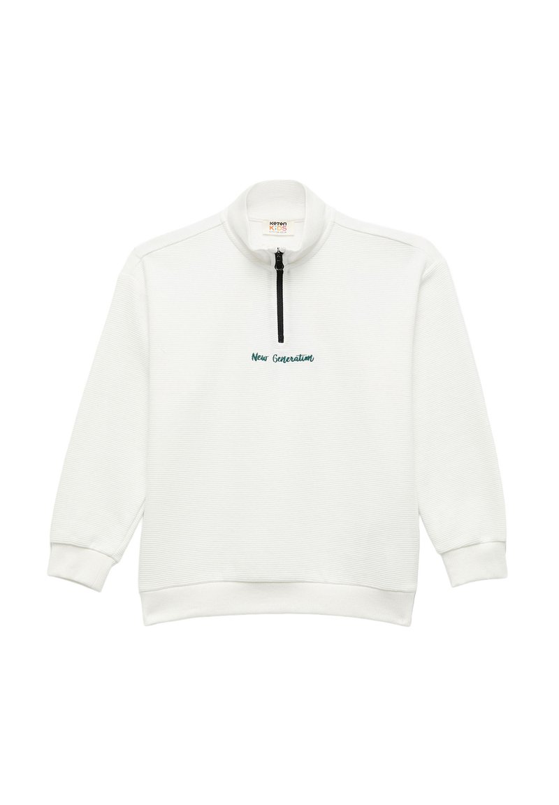 Sudadera blanca de media cremallera con textura acanalada, con cuello recto y "Nueva Generación" bordado en verde en el pecho.