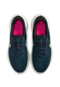 Nike Performance REVOLUTION 7 - Scarpe da corsa su strada - armoury navy green strike hyper pink desert khaki
