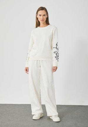 SET - Melegítő - off white with black embro (as top sample)
