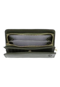 Portafoglio in pelle verde con un compartimento con zip, rivestimento in tessuto a righe e più slottini per carte. Presenta dettagli in hardware color oro.