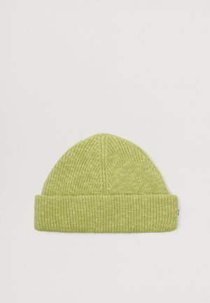 Gorro de punto en verde claro. Presenta un dobladillo, un patrón texturizado y una sección superior sutilmente estructurada. Material suave.