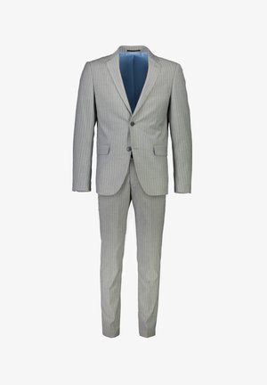 Traje de rayas gris claro con un corte entallado, que presenta un cierre de dos botones, solapas con muesca y una abertura trasera sencilla. Forrado con tela azul.