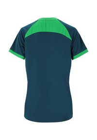 Marineblå atletisk skjorte med grønne detaljer på skuldrene og ærmerne. Korte ærmer, rund hals, glat overflade og tætsiddende design.