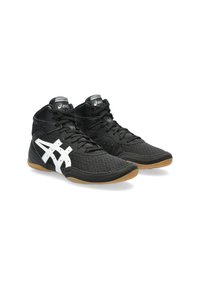 Zwarte sportschoenen met een bovenwerk van mesh, witte branding en een rubberen gumzool. Hoog model met veters en geperforeerde secties voor ademend vermogen.