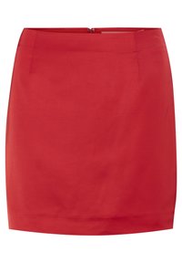 Jupe rouge ajustée avec une texture lisse, dotée d'une fermeture éclair dissimulée au dos et d'un design minimaliste, conçue pour une silhouette élancée.
