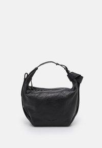 Sort læderhandtaske med en blød, struktureret overflade. Har en kort, justerbar strop og et karakteristisk design med en rund form.