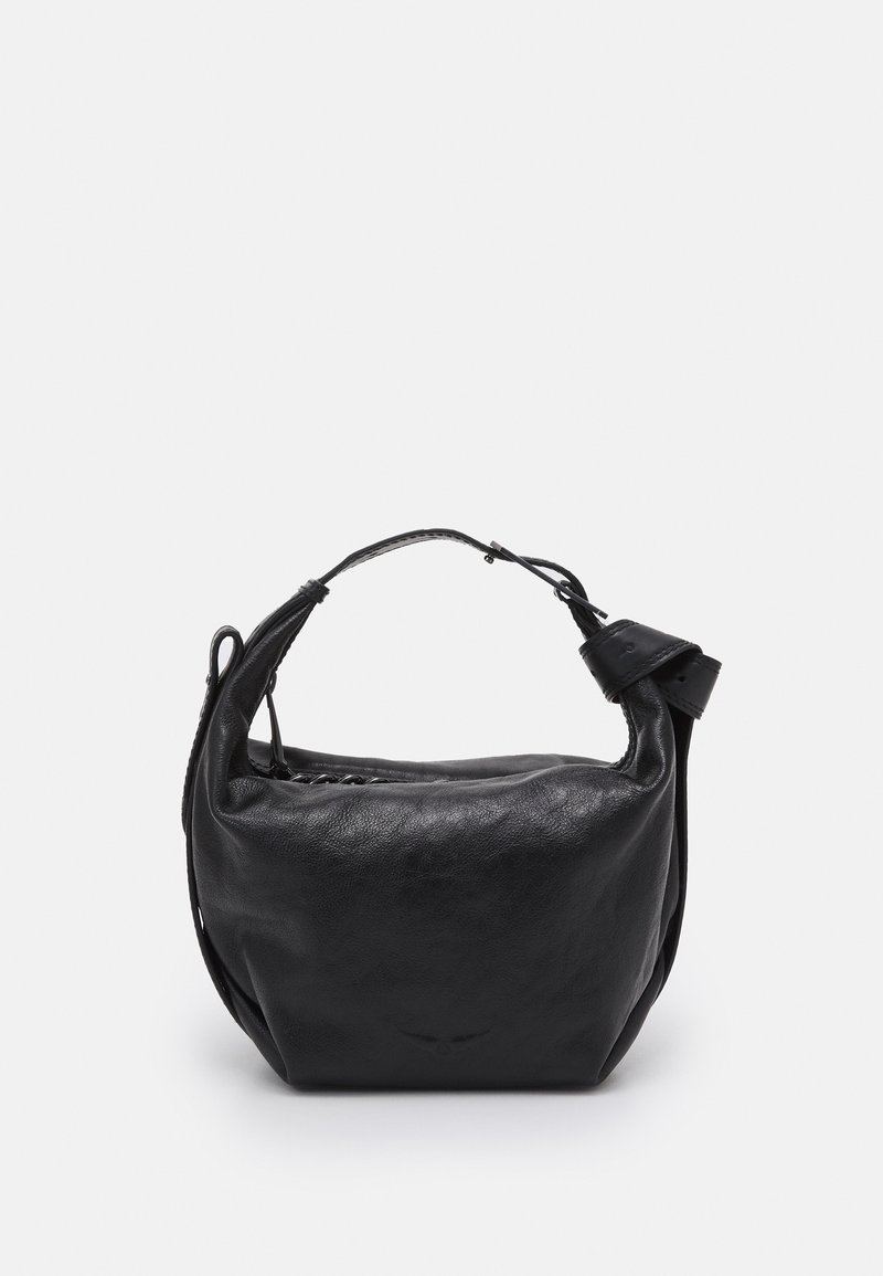 Sort læderhandtaske med en blød, struktureret overflade. Har en kort, justerbar strop og et karakteristisk design med en rund form.