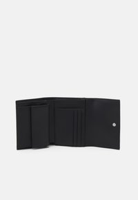 Calvin Klein MUST TRIFOLD ZIP - Maks - black