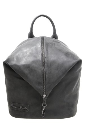 Musta nahkainen reppu, jossa on yksi yläkahva, pystysuoraan kulkeva etuvetoketju ja pieni ommeltu merkkilappu alareunan vasemmassa kulmassa.