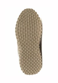 Zool van een schoen met een gestructureerd, beige rubberen oppervlak met kleine cirkelvormige patronen, en maatvermeldingen, die duurzaamheid en een ontwerp voor grip tonen.