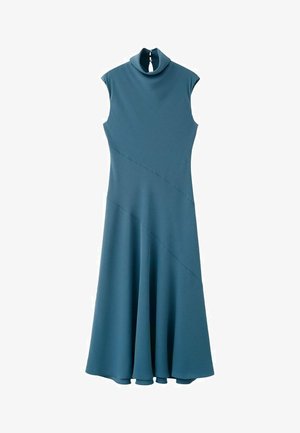 Vestido midi sin mangas de color verde azulado con cuello alto, cierre de botón en la espalda con abertura en forma de lágrima y detalles de costuras diagonales.