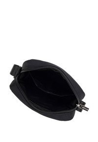 Pochette nera con zip realizzata in tessuto testurizzato, con un rivestimento interno morbido. Include un piccolo anello laterale per un facile trasporto.