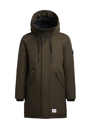 Olivově zelený dlouhý parka kabát s velkou kapucí, předním zipem, dvěma bočními kapsami a černými lemy na rukávech. Obsahuje logo nášivku.