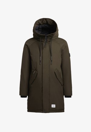 Olivgrüne lange Parka-Jacke mit großer Kapuze, Frontreißverschluss, zwei Seitentaschen und schwarzen Besätzen an den Ärmeln. Mit Logopatch.