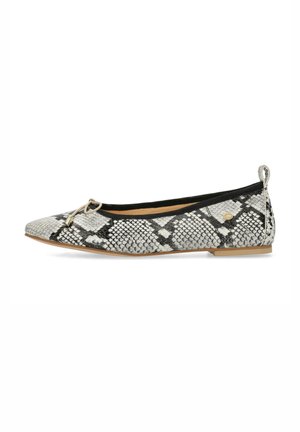 Platte schoenen met een zwart-wit slangenprint, afgeronde neus, kleine gouden accenten en een zwarte binnenkant. Lage, flexibele zool.