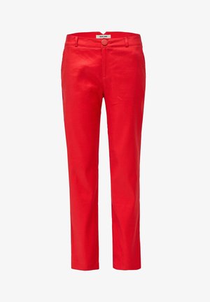 Pantalones de algodón rojos con un corte ajustado, que cuentan con un cierre de botón en la cintura y presillas para el cinturón. Textura suave, diseño de pierna recta.