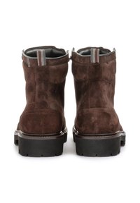 Bottines en daim marron avec une surface texturée, semelles en caoutchouc et un doublure grise contrastante. Présentent des détails cousus et des accents en onglet.